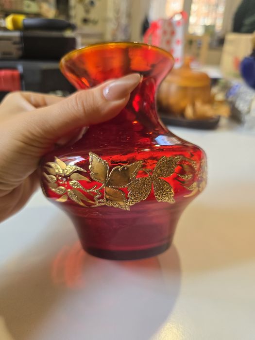 Ваза от червено стъкло