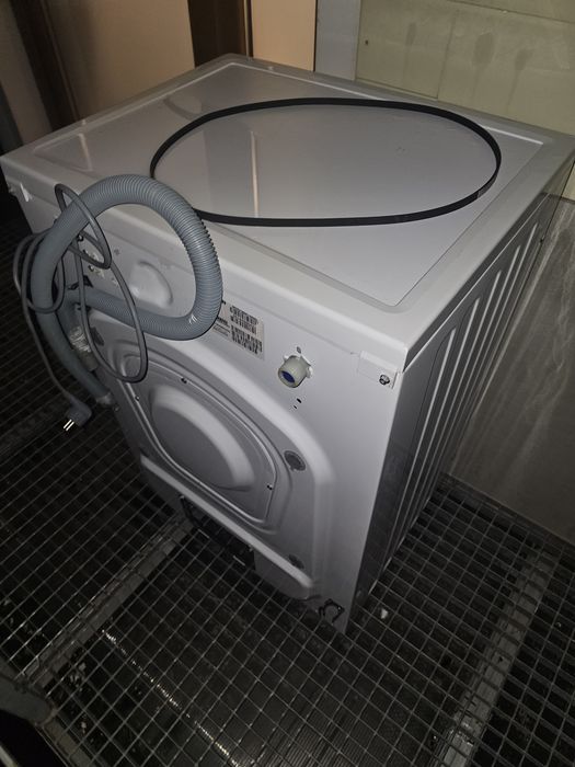 Masina de spalat rufe slim Whirlpool cu tripoda ruptă și curea sărită