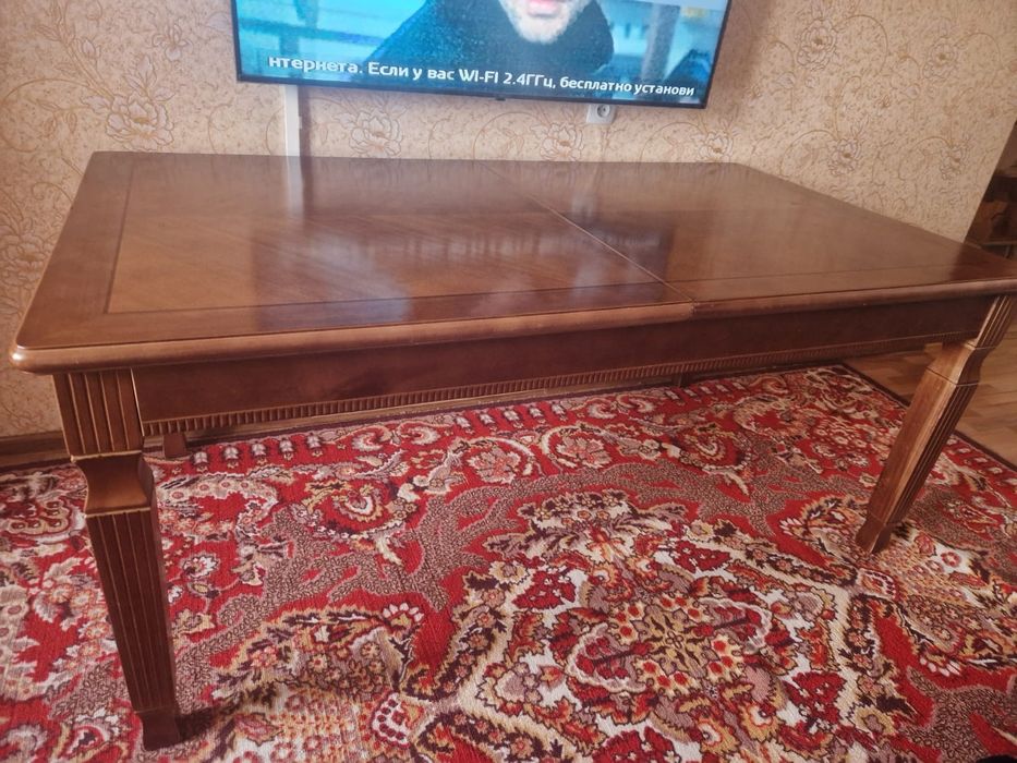 Продам дубовый стол со стульями