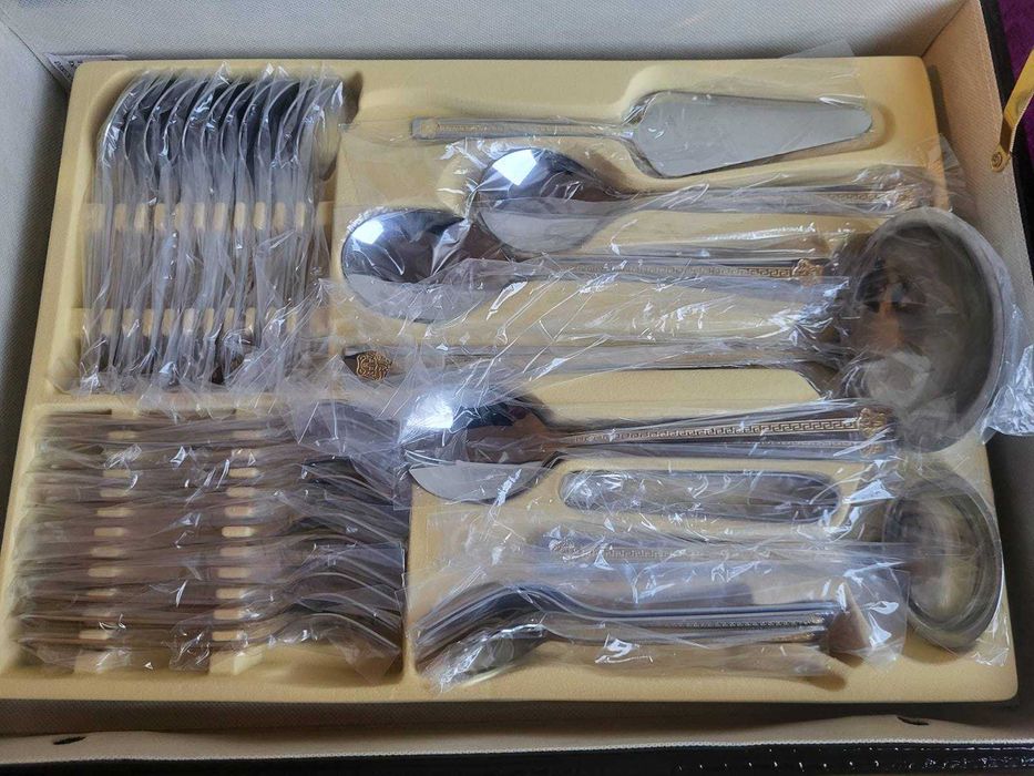 Комплект съдове за готвене, кухненски ножове и прибори за хранене