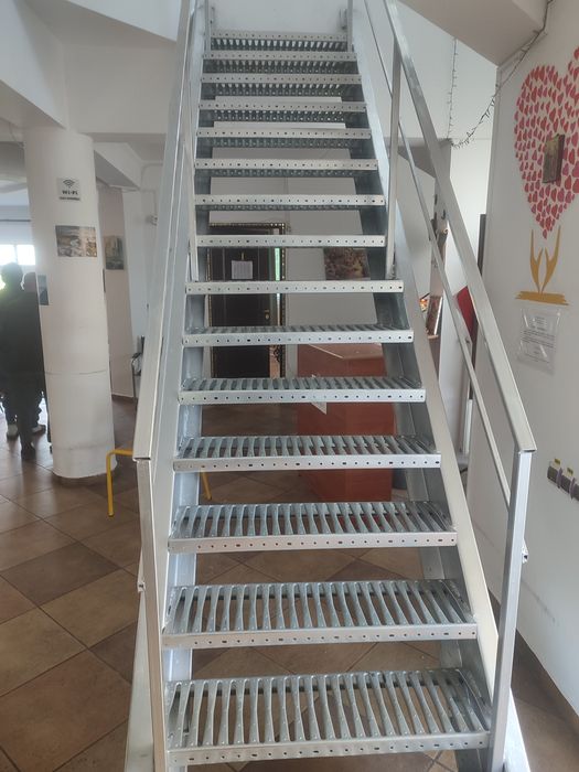 Vindem scări zincate ISU