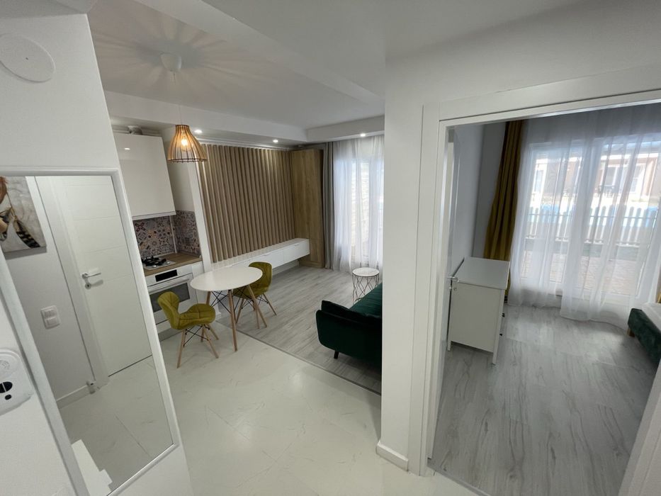 Apartament 2 camere de închiriat în Cosmopolis – parter, terasă mare, vedere și acces la piscină