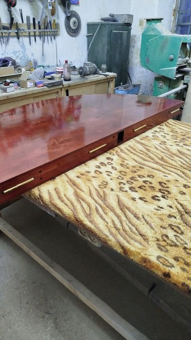 Стол диаметр 148 см.