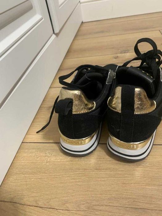 Срочно Продам кроссовки