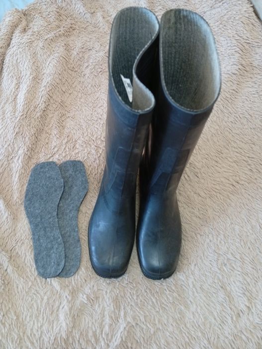 Продам резиновые сапоги