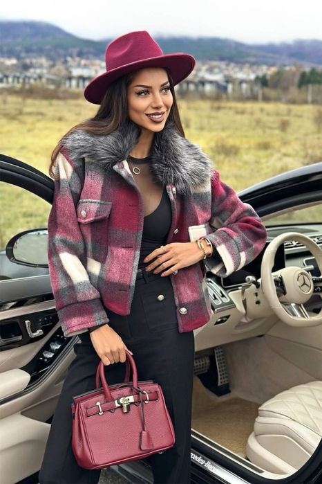 Дамско палто в бордо с яка изкуствен косъм