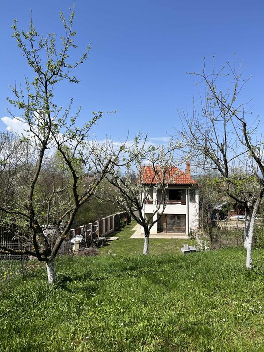 Casa de vanzare in zona linistita, teren 573mp