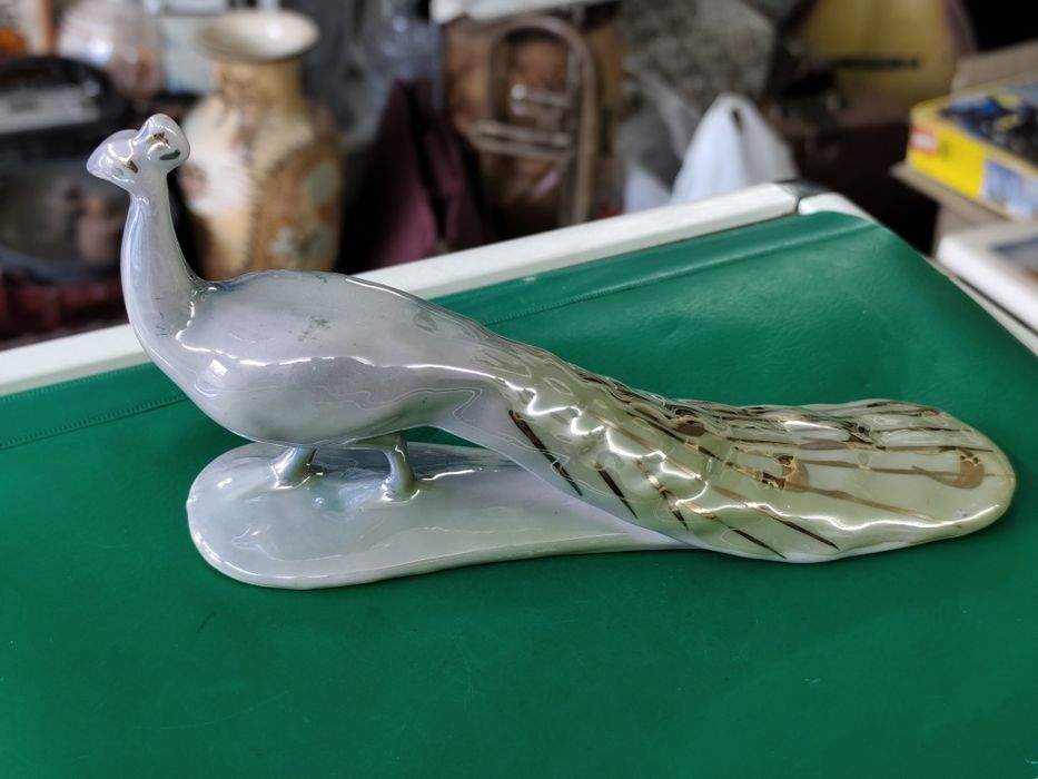 Българска порцеланова статуетка паун