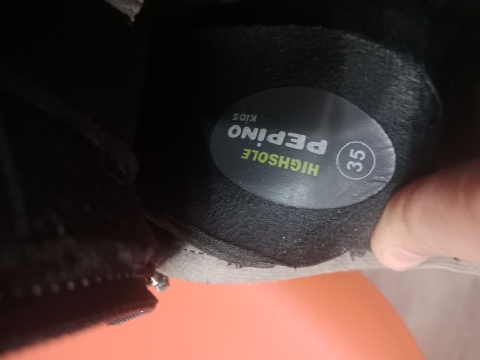 Осенние ботинки продам на девочку