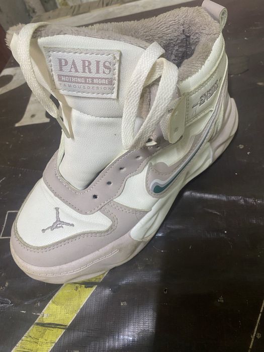 Кроссовки новые черно белые