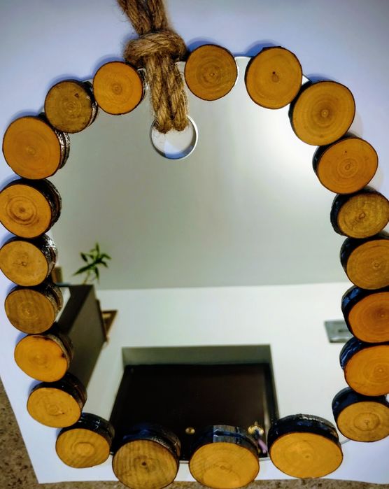 Oglindă rotundă cu ramă decorativă din lemn