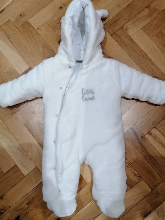 Бяло пухено космонавтче. Става както за момиче, така и за момче.