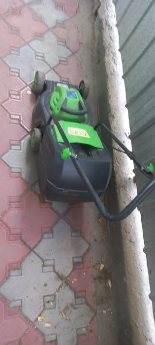 Продам газонокосилку