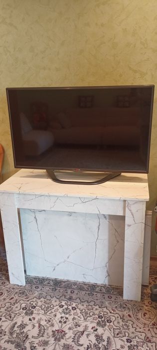 Телевизор 42 дюйма (107 см).