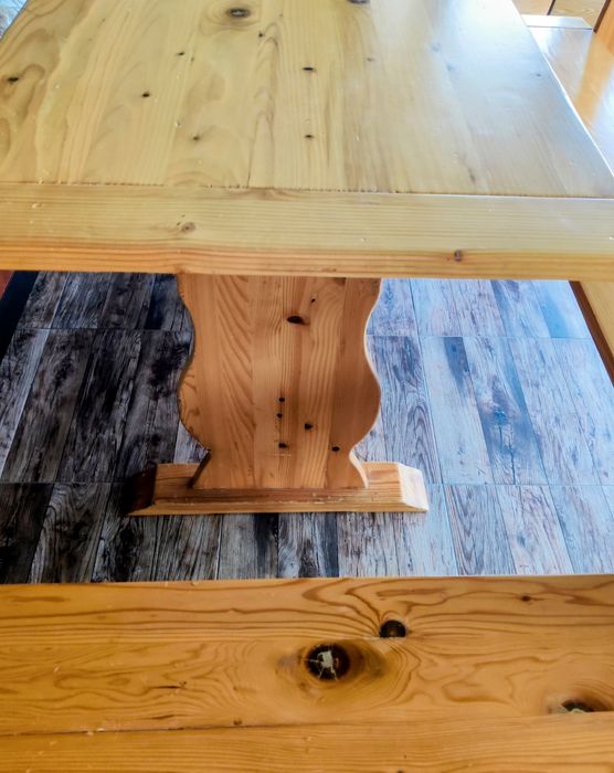 Colț de lemn și masă