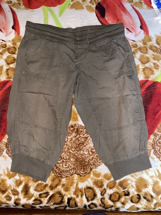 Pantaloni 3/4 bej, mărimea 40 universal.