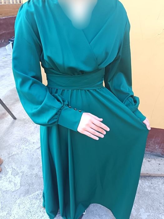 Ko'ylak yashil rangda