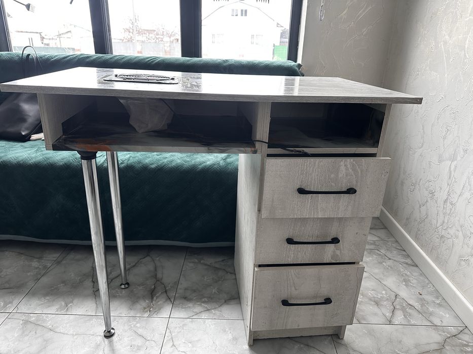 Маникюрный стол..