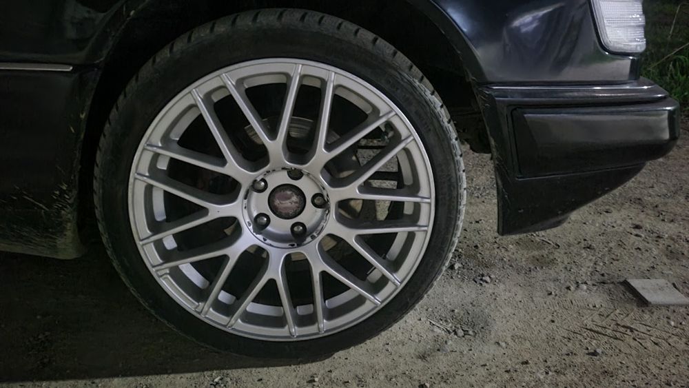 Диск с зимними шинами на мерседес,