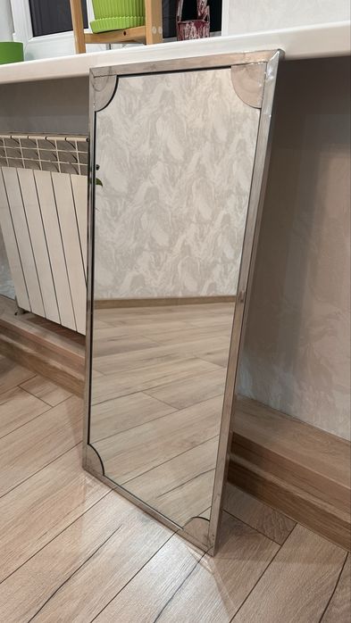 Зеркало в металлической раме
