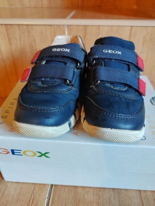 Vând adidași Geox