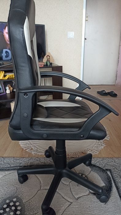 Детски въртящ се стол