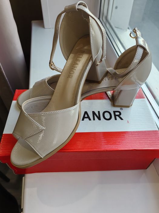 Продам босоножки новые 39 размер