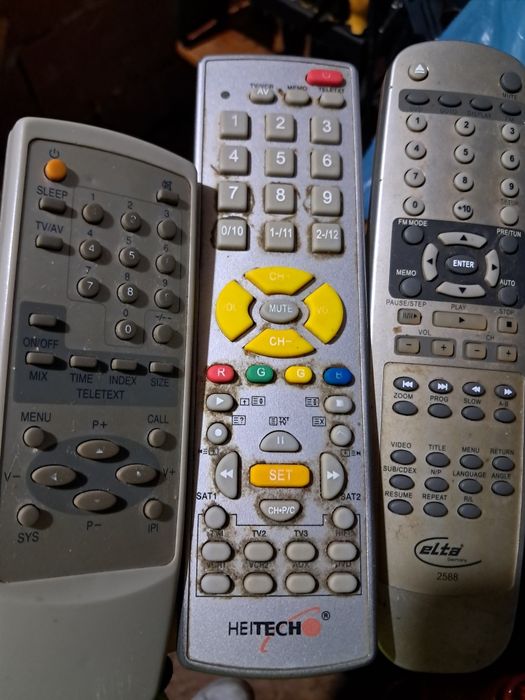 Продавам лот от различни дистанционни управления за телевизори, DVD и