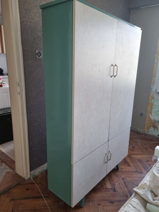 Два здрави шкафа