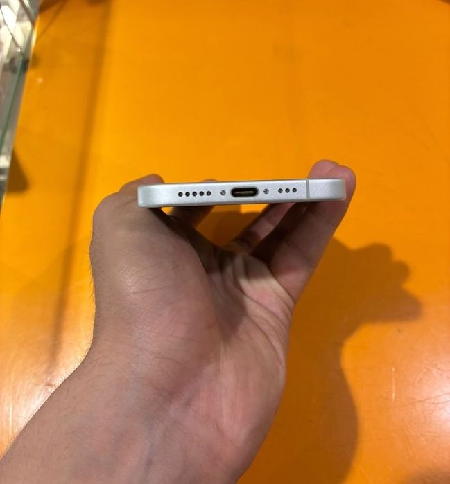 Продаю iPhone 16 белый