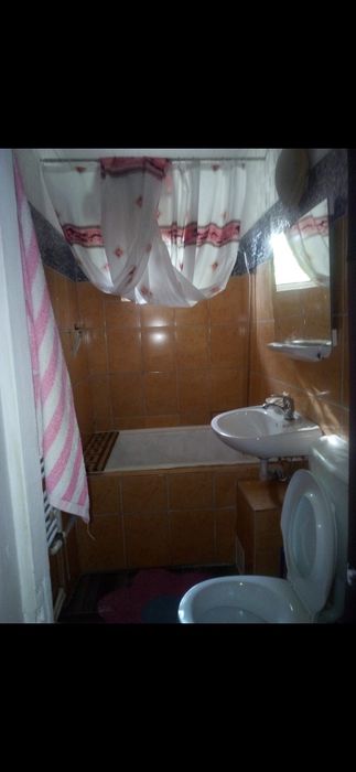 Vând garsonieră mare la parter.