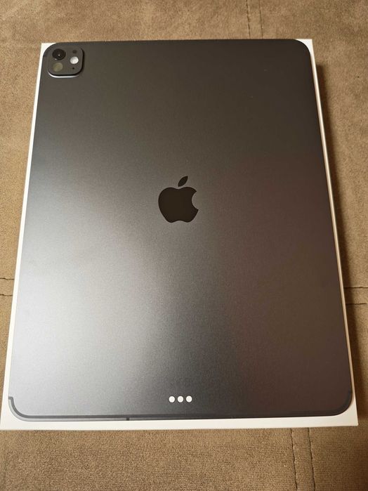 iPad Pro 13 (M5) 256GB Wi-Fi + Cellular – КАТО НОВ, 10 цикъла + Combo Touch & Magic Mouse