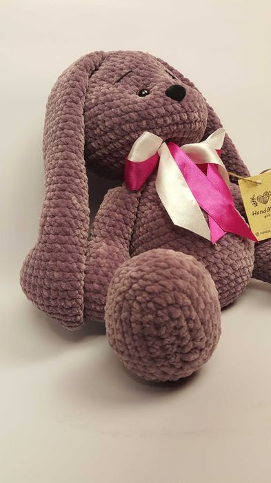 Вязаный плюшевый зайчик