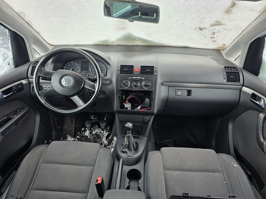 Продавам vw tuaran на части