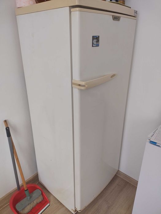 Продавам работещ хладилник BEKO