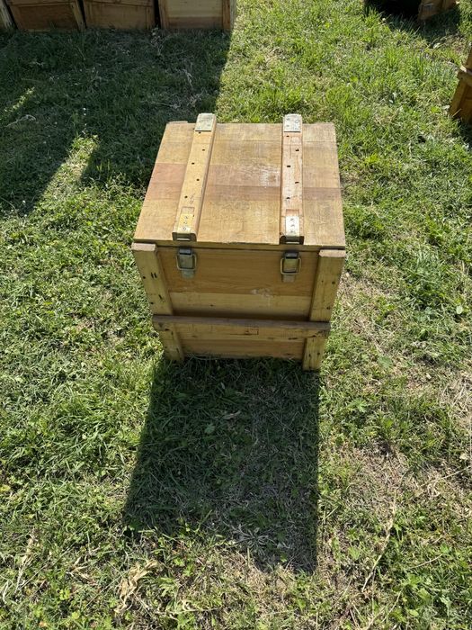 Военни дървени сандъци за пчелни кошери.