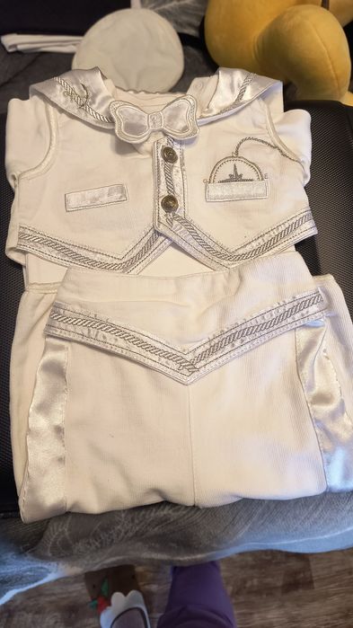 De vânzare  diferite costumase baieti