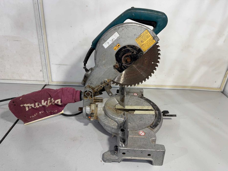 Циркуляр пендула - Makita 1650 W / 250-260 mm / 110 V