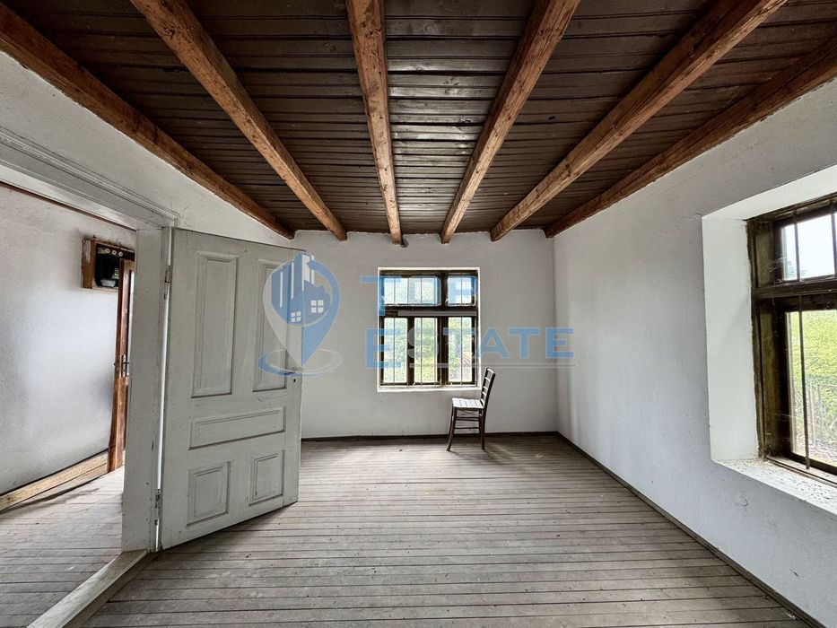 Двуетажна тухлена къща с допълнителни постройки и голям двор в село К