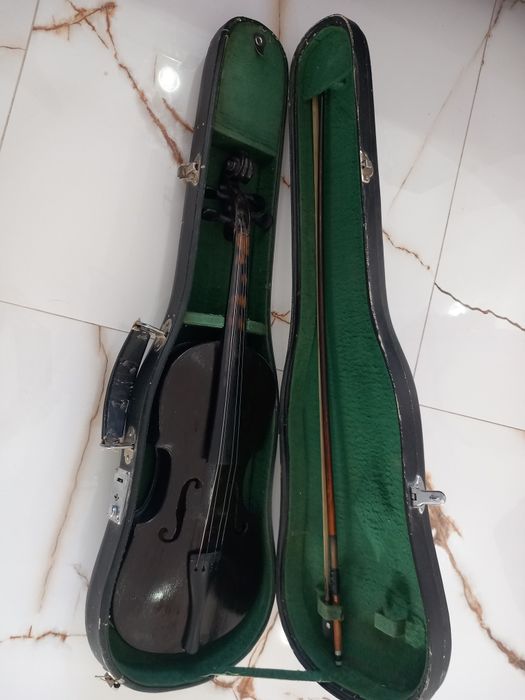 Vand )  vioara cea din poza este foarte veche