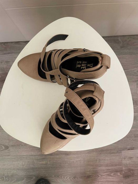 Бежови дамски обувки с висок ток