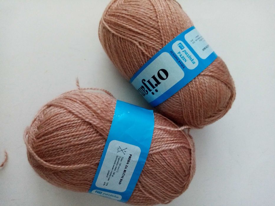 Бяла прежда тип мохер, мека бежова прежда, червен полиакрил, конци.