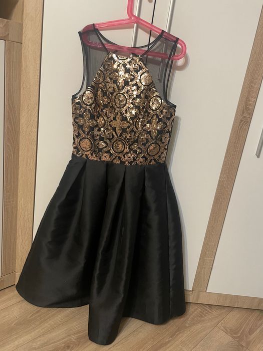 Къса черна рокля с пайети