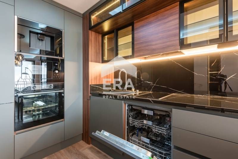 Тристаен, луксозно обзаведен апартамент за продажба, в нов жилищен ком