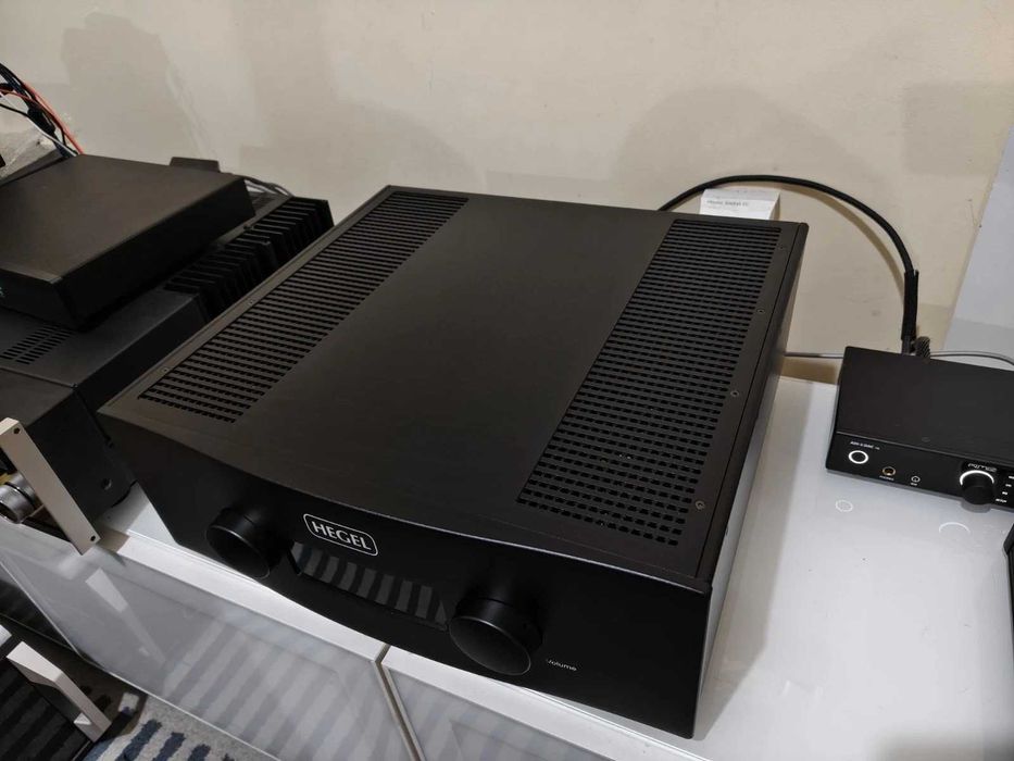 Интегриран усилвател Hegel H600 в ментова кутия