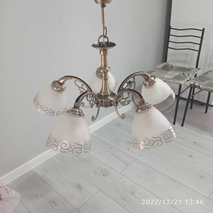 Продам люстру новая