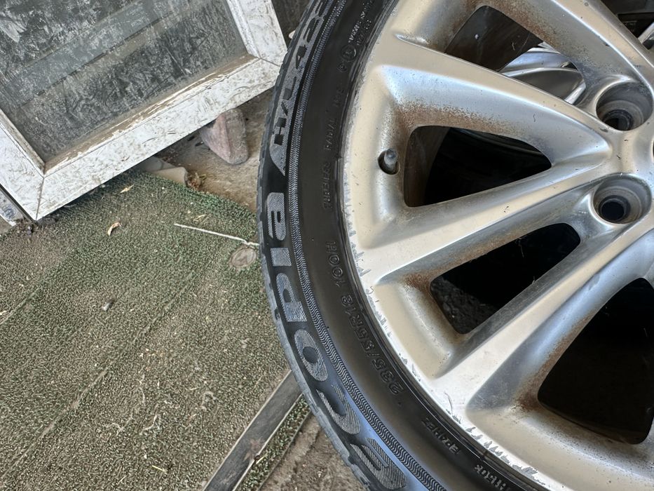 Vând set de 4 anvelope premium Bridgestone, dimensiunea 235/55 R18.