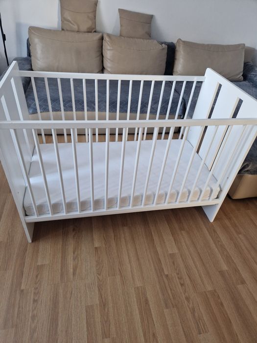 Pat 120x60 cu saltea inclusa.
Produsul este realizat din lemn si