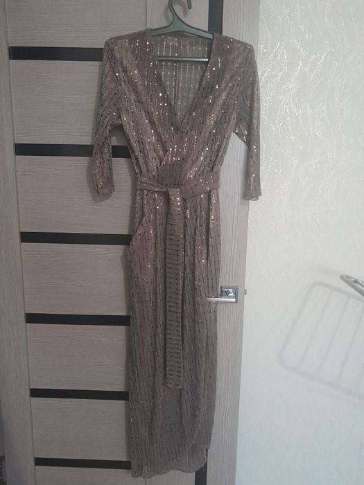 Вечернее блестящее платье