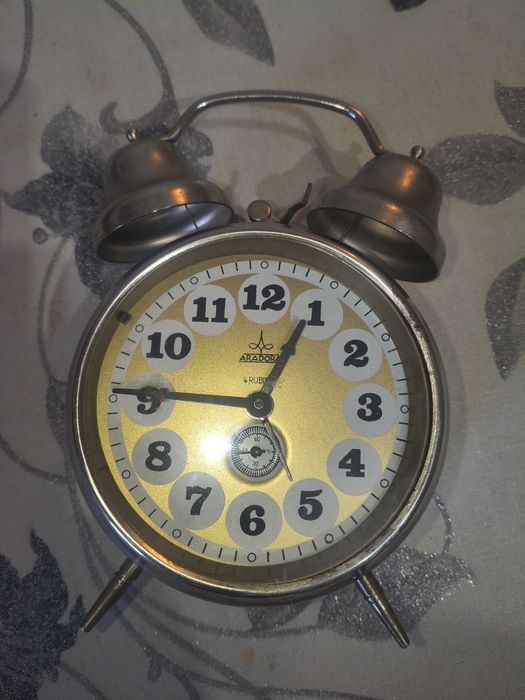 Ceas de masă Aradora